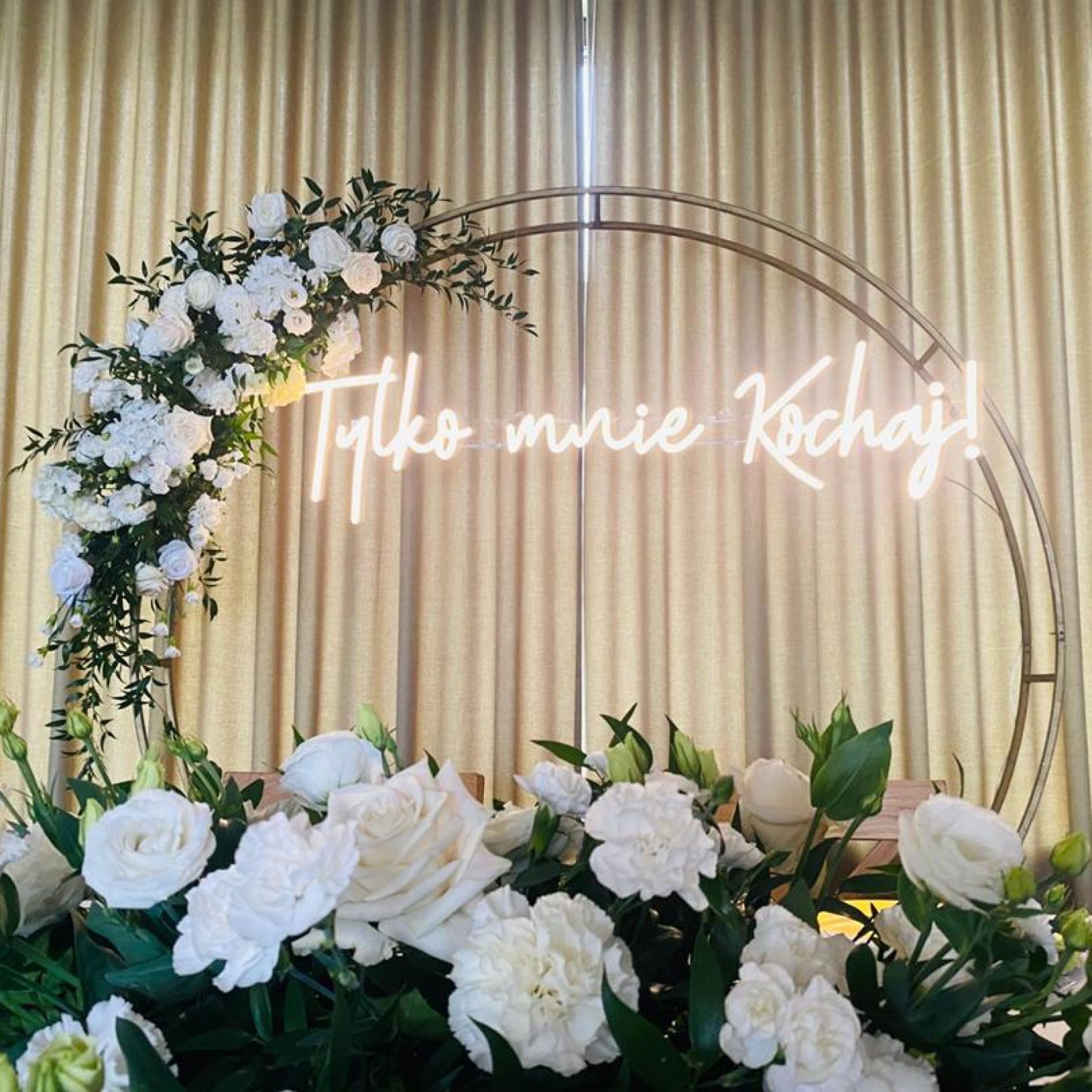 LEDON<br><strong>Tylko mnie kochaj !</strong><br>wymiary: 150 cm x 40 cm<br><strong>Cena wypożyczenia: 250 zł</strong>