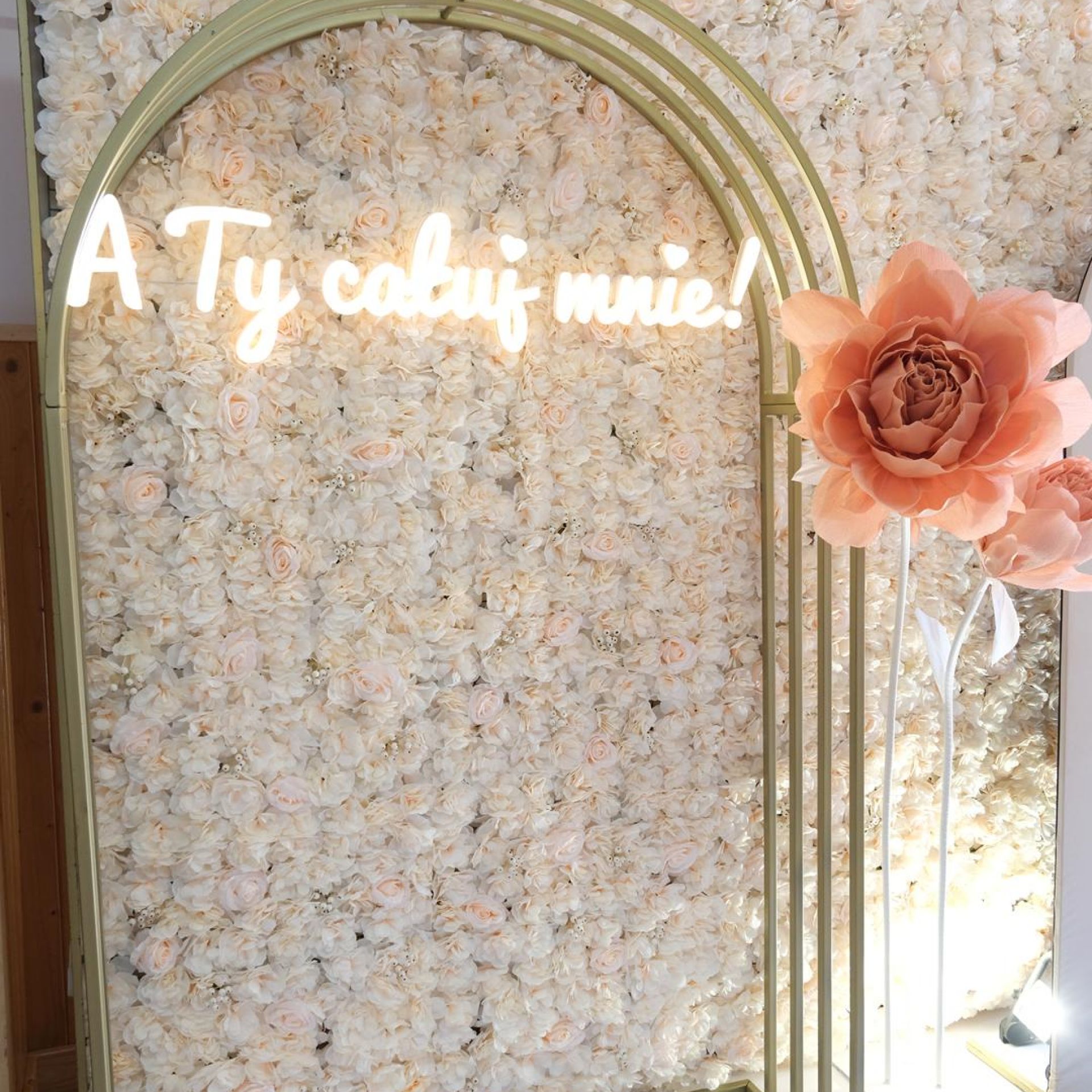 </strong>KOD 231<br><strong>ŚCIANKA ŁUK METALOWA ZŁOTA <br>Wymiary: 200 x 120 cm<br><strong>Ilość na stanie: 1</Strong><br><strong>Cena wypożyczenia: 150 zł</strong>><