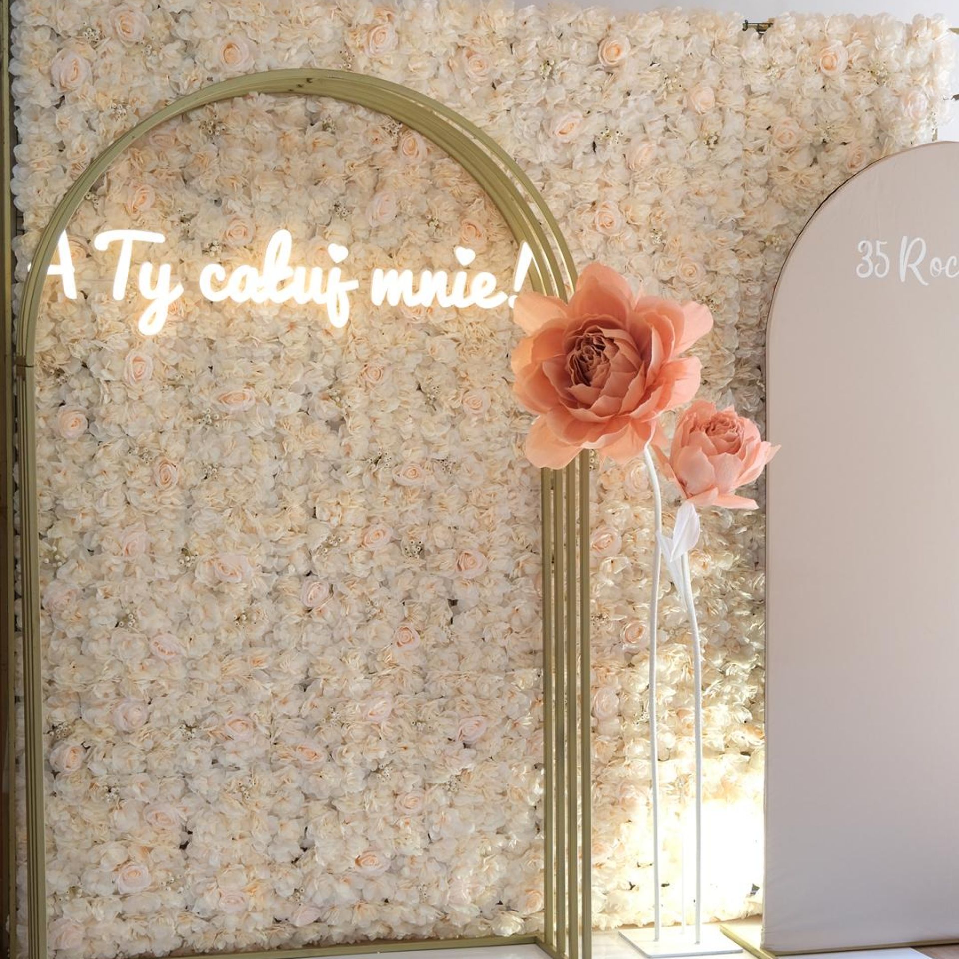 KOD 244<br><strong>ŚCIANKA  KWIATOWA KREMOWA </strong><br>Wymiary: 230 cm x 240<br><strong>Ilość na stanie: 1</Strong><br><strong>Cena wypożyczenia: 200 zł</strong>