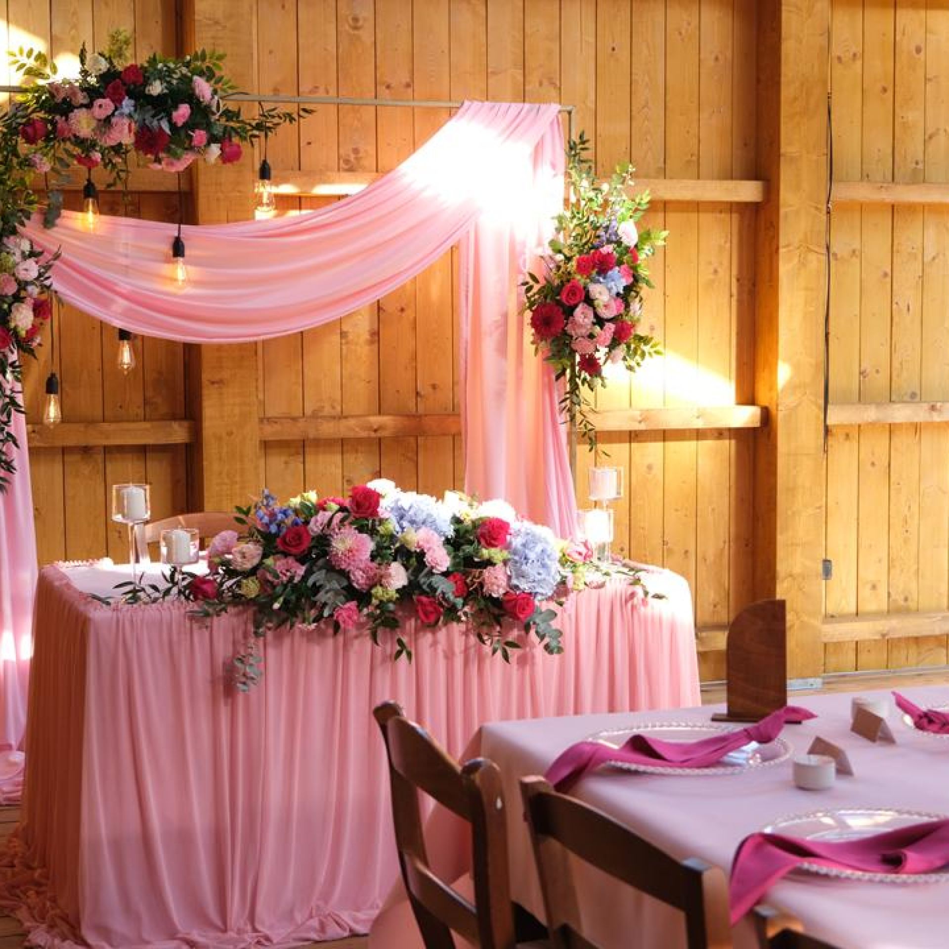 KOD 225<br><strong>ŚCIANKA  ZŁOTA  POJEDYNCZA</strong><br>Wymiary: 200 x 210 cm<br><strong>Ilość na stanie: 1</Strong><br><strong>Cena wypożyczenia: 100 zł</strong>