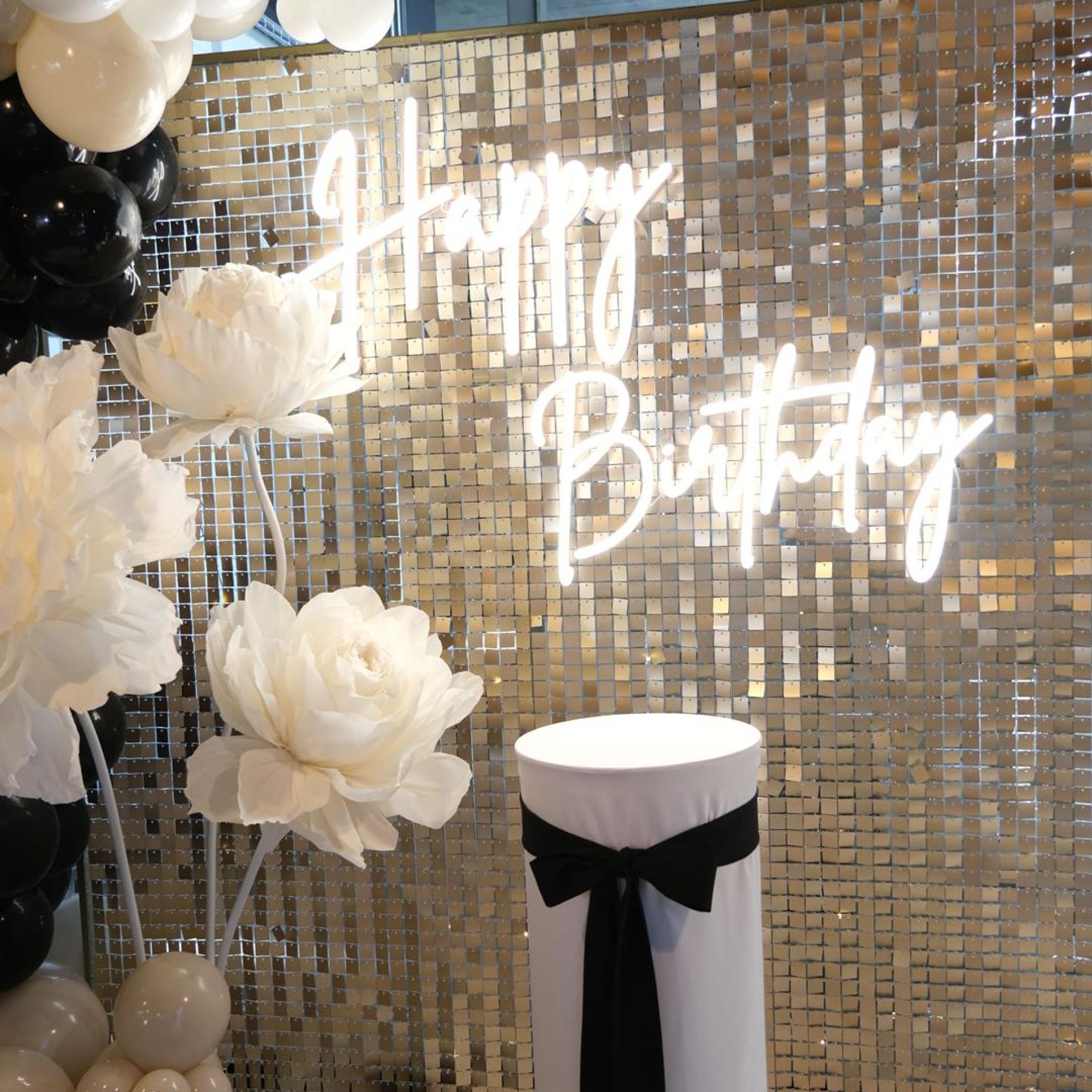 KOD 052<br><strong>POSTUMENT /POKROWIEC</strong><br>BIAŁY /CZARNY</strong><br><strong>Ilość na stanie:  2</Strong><br><strong>Cena wypożyczenia: 40 zł</strong>