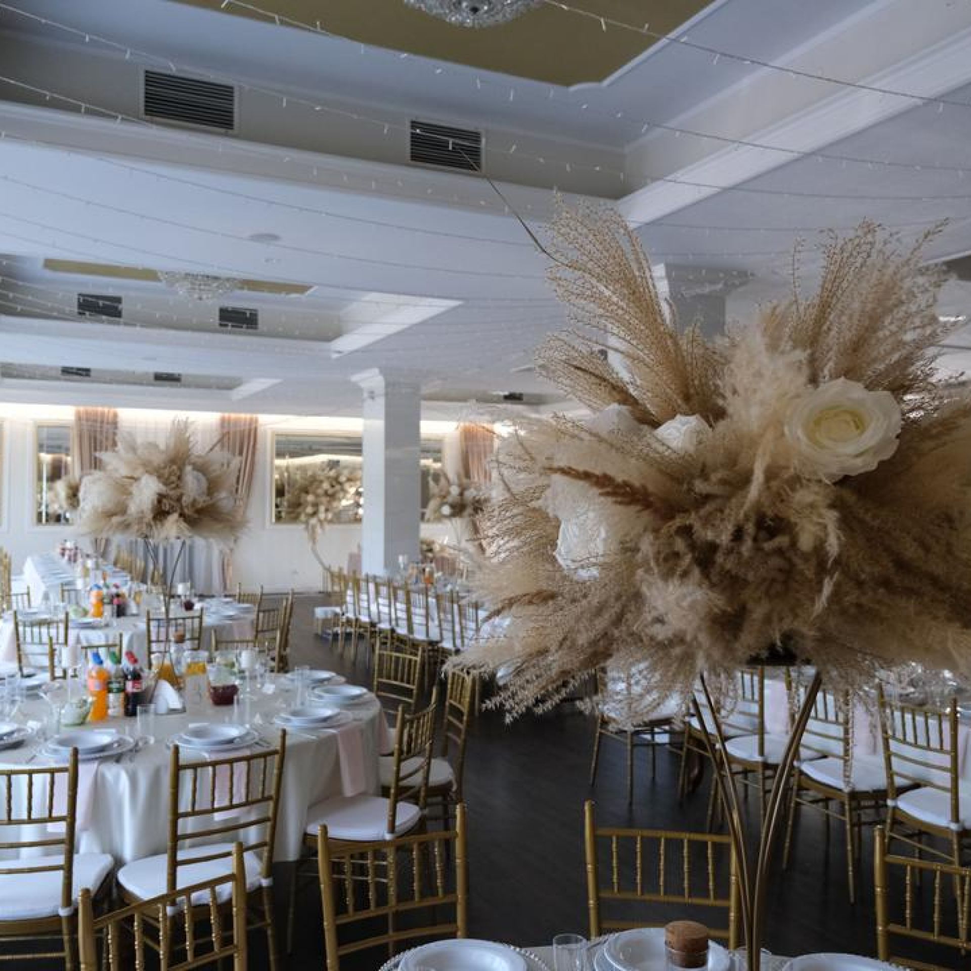 KOD 051<br><strong>Komplet<br>STOJAK ZŁOTY  DEKORACJA KWIATOWA SUSZ</strong><br><strong>Ilość na stanie:  10*</Strong><br>*możliwa większa ilość<br><strong>Cena wypożyczenia: 150 zł</strong>