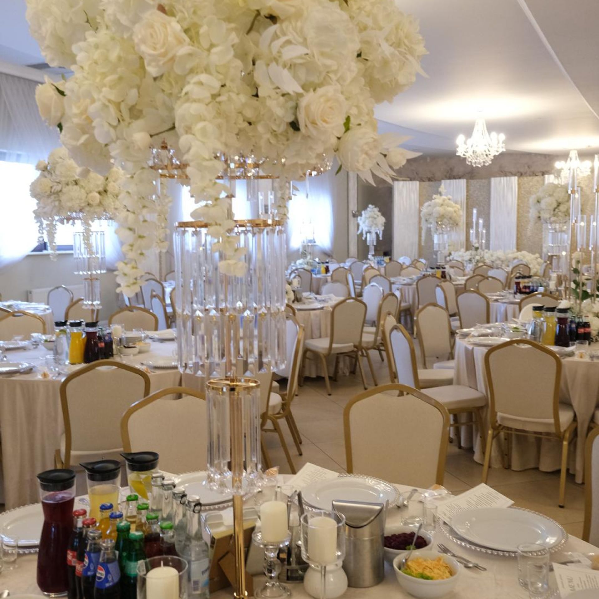 KOD 048<br><strong>Komplet<br>KARUZELA ZŁOTA KRYSZTAŁ  DEKORACJA KWIATOWA</strong><br>Wymiary: 95 x 39 cm (góra)<br><strong>Ilość na stanie:  8*</Strong><br>*możliwa większa ilość<br><strong>Cena wypożyczenia: 170 zł</strong>