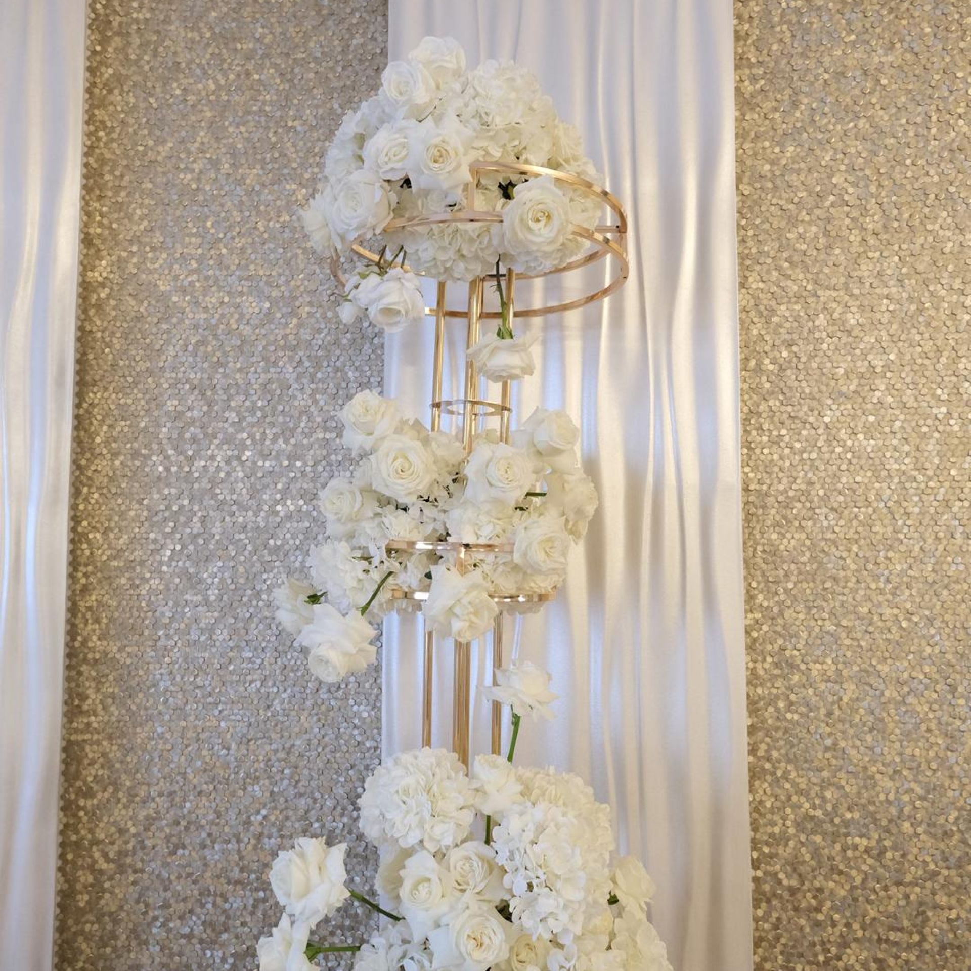 KOD 049<br><strong>KARUZELA ZŁOTA GLAMUR </strong><br>Wymiary: 125 x 50 cm<br><strong>Ilość na stanie:  2*</Strong><br>*możliwa większa ilość<br><strong>Cena wypożyczenia: 30 zł</strong>