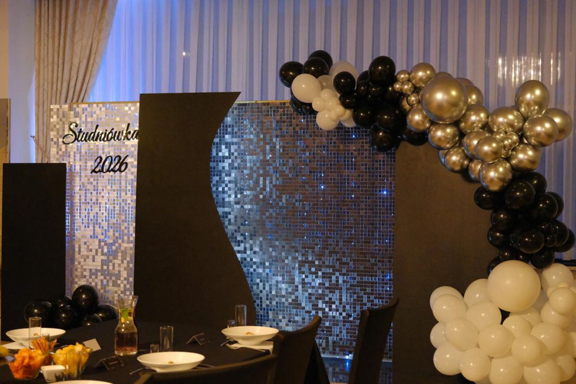 KOD 207<br><strong>ŚCIANKA CEKINOWA CZARNA</strong><br>Wymiary: 200 x 210 cm (49 szt)<br><strong>Ilość na stanie: 1</Strong><br><strong>Cena wypożyczenia: 400 zł</strong