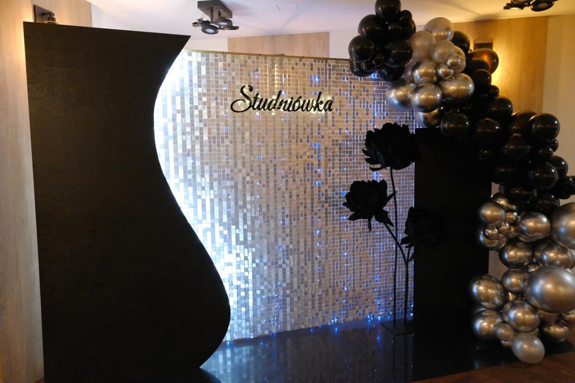 KOD 206<br><strong>ŚCIANKA CEKINOWA SREBRNA</strong><br>Wymiary: 200 x 210 cm (49 szt)<br><strong>Ilość na stanie: 1</Strong><br><strong>Cena wypożyczenia: 400 zł</strong>