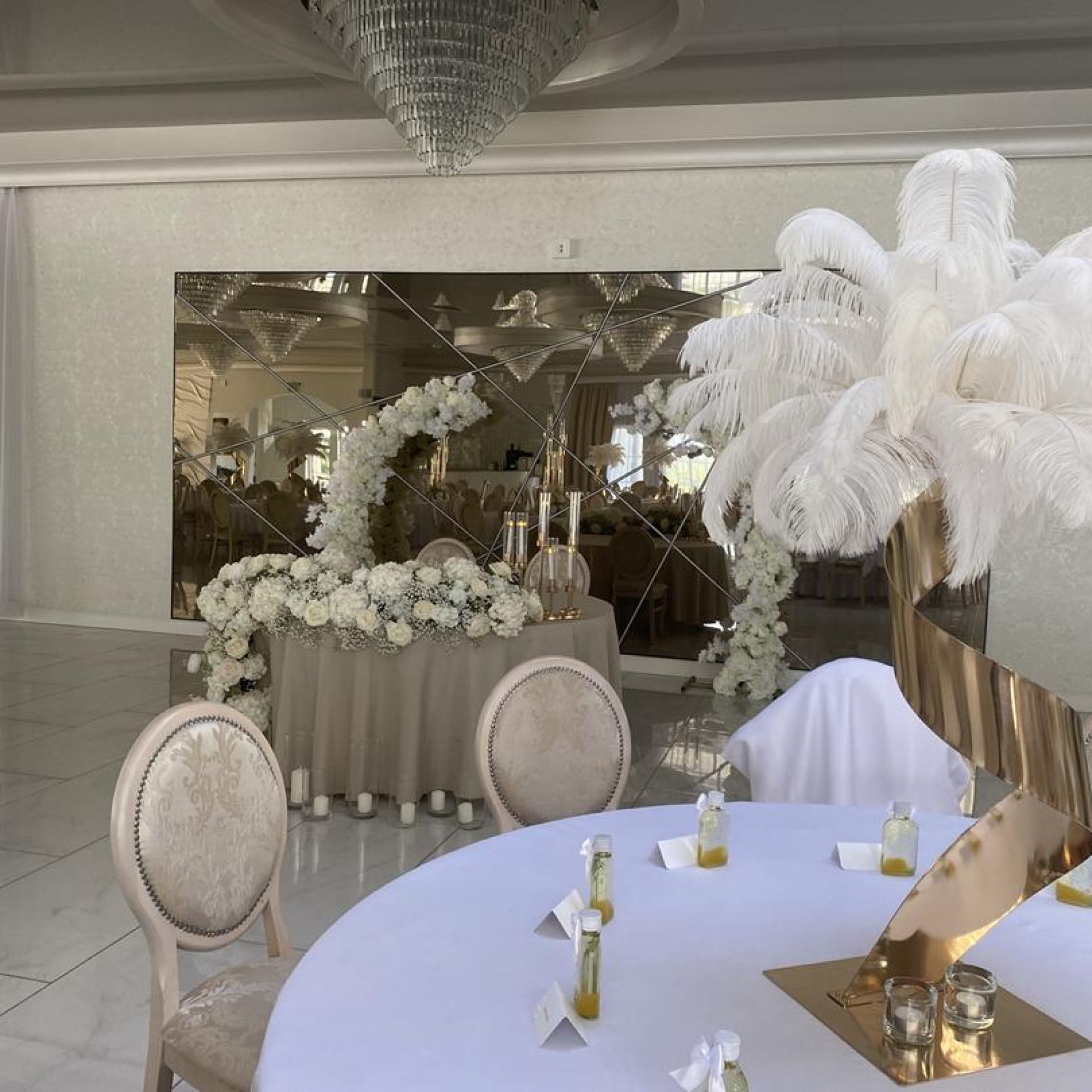 KOD 050<br><strong>STOJAK ZŁOTY SPIRALA</strong><br>Wymiary: 84 x 30 cm (podstawa)<br><strong>Ilość na stanie:  1*</Strong><br>*możliwa większa ilość<br><strong>Cena wypożyczenia: 35 zł</strong>