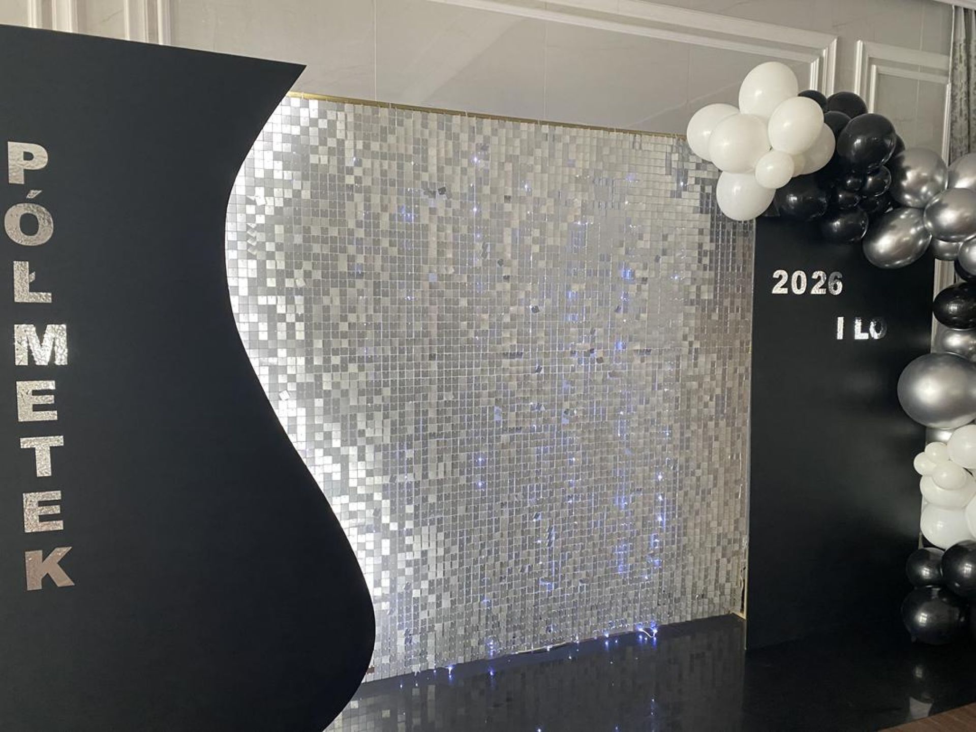 </strong>KOD 209<br><strong>ŚCIANKA MODUŁOWA FALA</strong><br>Wymiary: 200 x 100<br><strong>Ilość na stanie: 1</Strong><br><strong>Cena wypożyczenia: 50 zł</strong>