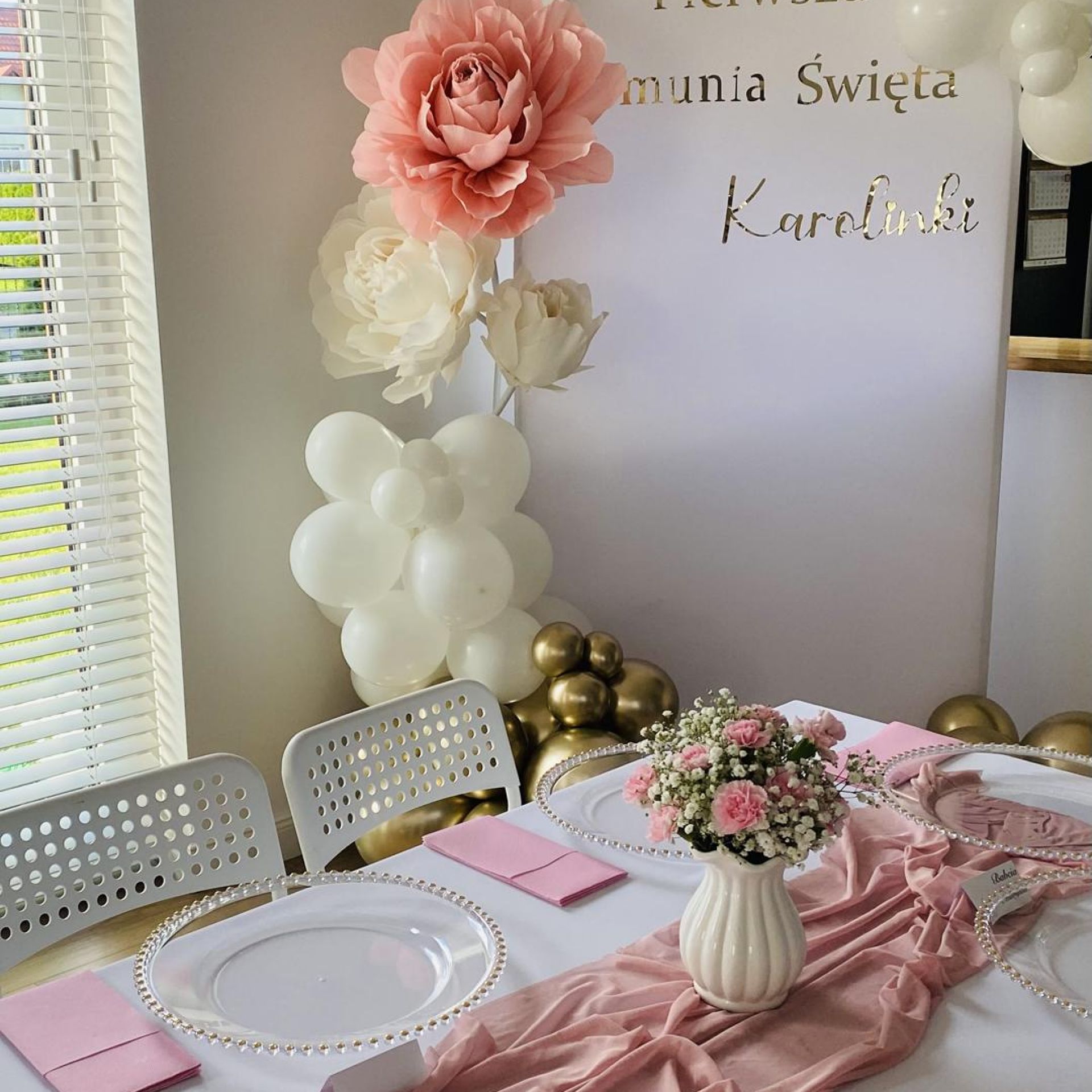 </strong>KOD 219<br><strong> POKROWIEC NA ŚCIANKĘ BIAŁY</strong><br>Wymiary: 80 x 200<br><strong>Ilość na stanie: 1</Strong><br><strong>Cena wypożyczenia: 30 zł/szt<br> (komplet 80 zł)</strong>