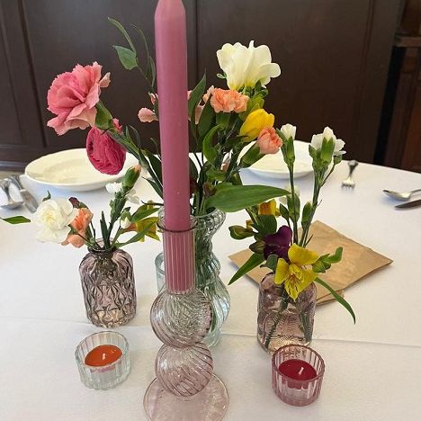 KOD 113<br><strong>ŚWIECZNIK NA TEALIGHTY</strong><br>Wymiary: 3 cm<br>Ilość na stanie: 30<strong><br>Cena wypożyczenia: 1 zł</strong>`