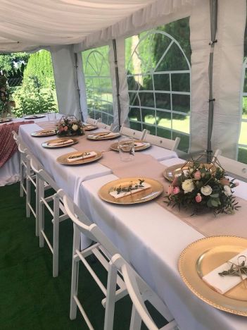 KOD 364<br><strong>OBRUS BIAŁY</strong><br>Wymiary: 140 x 280 cm<br>Ilość na stanie: 5*<br>*możliwa większa ilość<strong><br>Cena wypożyczenia: 15 zł</strong>