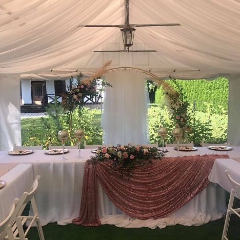 KOD 392<br><strong>OBRUS CEKINOWY RÓŻOWY </strong><br>Wymiary: 140 x 320 cm<br>Ilość na stanie: 1 szt<strong><br>Cena wypożyczenia: 40 zł</strong>
