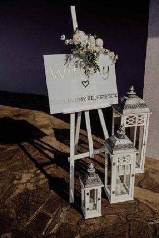 KOD 008<br><strong>LAMPION DREWNIANY</strong><br>Wymiary: 45 cm, 80 cm, 100 cm<br>Ilość na stanie: 1 komplet<br><strong>Cena wypożyczenia: 45 zł</strong>