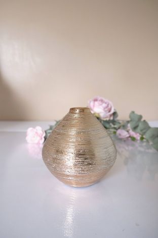 KOD 170<br><strong> WAZON RÓŻOWE ZŁOTO</strong><br>Wymiary: h 12 cm<br><strong>Ilość na stanie: 9</strong><br><strong>Cena wypożyczenia:  3 zł</strong>