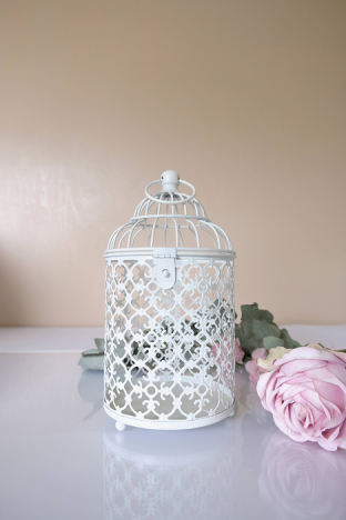 KOD 014<br><strong>KLATKA AŻUROWA - pełna</strong><br>Wymiary: 25 x 12 cm<br>Ilość na stanie: 8<br><strong>Cena wypożyczenia: 5 zł</strong>