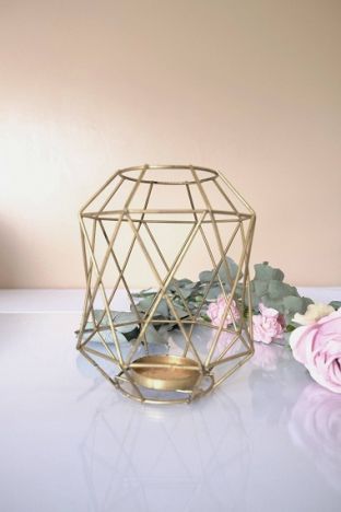 KOD 077<br><strong>ŚWIECZNIK  GEOMETRYCZNY</strong><br>Wymiary: 20 cm<br>Ilość na stanie: 10<strong><br>Cena wypożyczenia: 7 zł</strong>