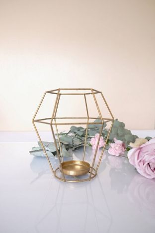 KOD 076<br><strong>ŚWIECZNIK  GEOMETRYCZNY</strong><br>Wymiary: 16 cm<br>Ilość na stanie: 19<strong><br>Cena wypożyczenia: 5 zł</strong>