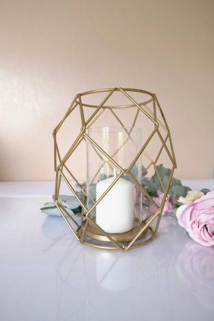 KOD 078<br><strong>ŚWIECZNIK  GEOMETRYCZNY</strong><br>Wymiary: 22 cm (osłonka szklana)<br>Ilość na stanie: 13<strong><br>Cena wypożyczenia: 10 zł</strong>