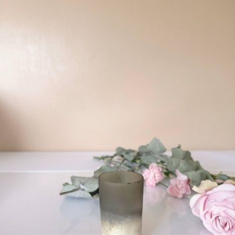 KOD 115<br><strong>ŚWIECZNIK KREMOWO-OLIWKOWY</strong><br>Wymiary: 8 x 6 cm<br>Ilość na stanie: <strong><br>Cena wypożyczenia: 2 zł</strong>