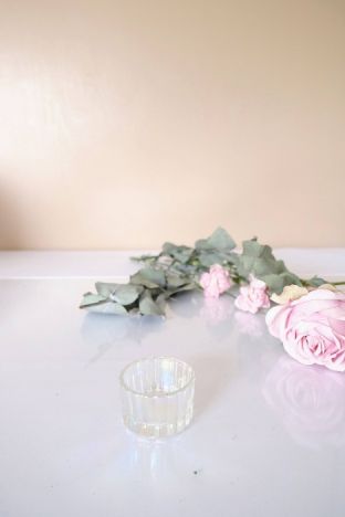 KOD 098<br><strong>ŚWIECZNIK TEALIGHT</strong><br>Wymiary: 5 cm<br>Ilość na stanie: 20<strong><br>Cena wypożyczenia: 1 zł</strong>`