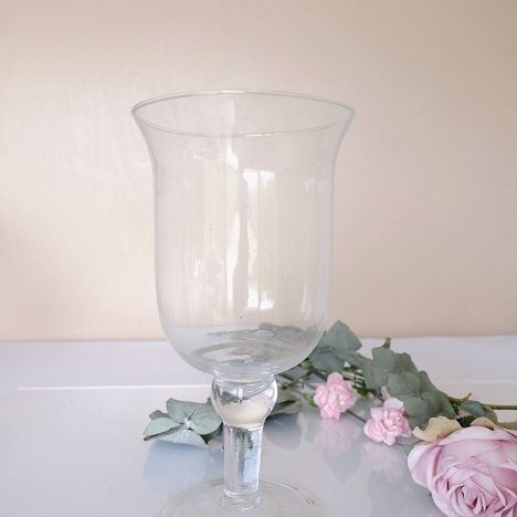 KOD 105<br><strong>ŚWIECZNIK TULIPAN</strong><br>Wymiary: 29 x 15 cm<br>Ilość na stanie: 10<strong><br>Cena wypożyczenia: 10 zł</strong>`