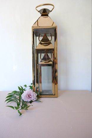 KOD 001<br><strong> LAMPION ZŁOTY -  POŁYSK</strong><br>Wymiary: 90 cm,67 cm, 53 cm<br>Ilość na stanie: 2 komplety<br><strong>Cena wypożyczenia: 55 zł</strong>