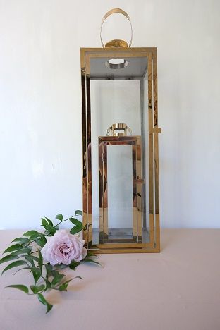 KOD 002<br><strong>LAMPION ZŁOTY -  POŁYSK</strong><br>Wymiary: 90 cm,67 cm, 55 cm<br>Ilość na stanie: 2 komplety<br><strong>Cena wypożyczenia: 55 zł</strong>