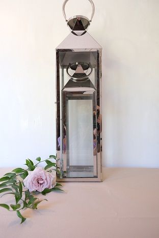 KOD 003<br><strong>LAMPION SREBRNY -  POŁYSK</strong><br>Wymiary: 90 cm, 67 cm<br>Ilość na stanie: 1 komplet<br><strong>Cena wypożyczenia: 45 zł</strong>