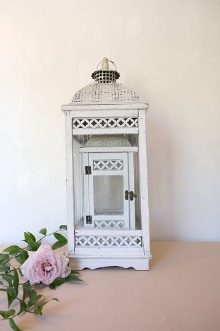 KOD 009<br><strong>LAMPION DREWNIANY</strong><br>Wymiary: 41 cm, 21 cm<br>Ilość na stanie: 1 komplet<br><strong>Cena wypożyczenia 30 zł</strong>