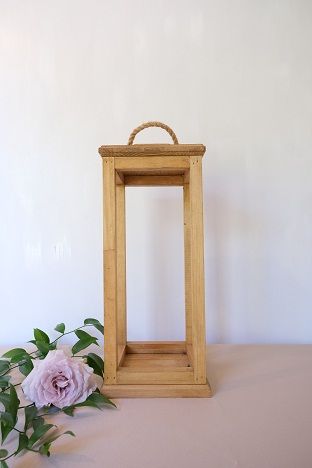 KOD 007<br><strong>LAMPION DREWNIANY</strong><br>Wymiary: 45 cm<br>Ilość na stanie: 2<br><strong>Cena wypożyczenia: 10 zł</strong>