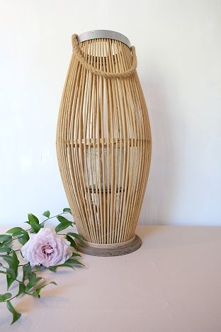 KOD 006<br><strong>LAMPION BAMBUSOWY</strong><br>Wymiary: 60 cm<br>Ilość na stanie: 2<br><strong>Cena wypożyczenia:15 zł</strong>