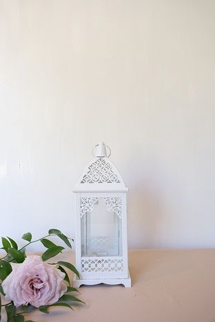 KOD 011<br><strong>LAMPION METALOWY -  AŻUR</strong><br>Wymiary: 33 x 13 cm<br>Ilość na stanie: 15<br><strong>Cena wypożyczenia: 10 zł</strong>