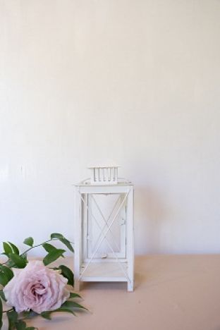 KOD 012<br><strong>LAMPION METALOWY- KWADRAT</strong><br>Wymiary: 33 x 13 cm<br>Ilość na stanie: 5<br><strong>Cena wypożyczenia: 10 zł</strong>