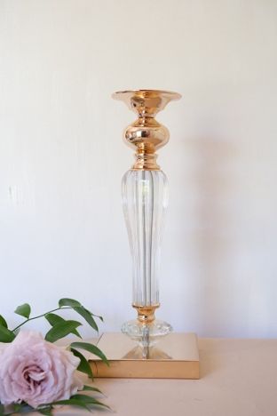 KOD 063<br><strong>ŚWIECZNIK ZŁOTY postument</strong><br>Wymiary: 42 cm<br><strong>Ilość na stanie: 4*</strong><br>*możliwa większa ilość<br><strong>Cena wypożyczenia:  25 zł</strong>