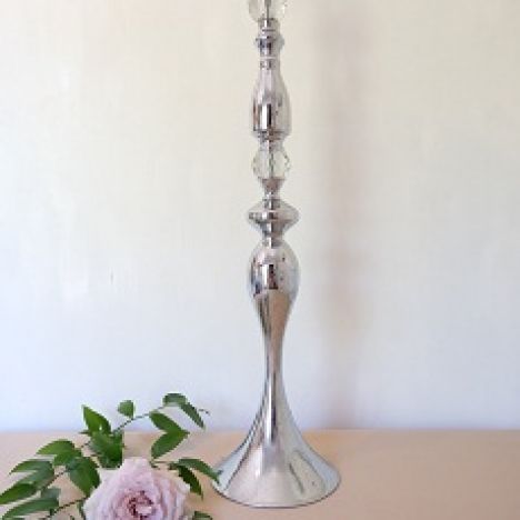 KOD 040<br><strong>STOJAK SREBRNY GLAMUR</strong><br>Wymiary: 70 cm<br><strong>Ilość na stanie: 10*</strong><br>*możliwa większa ilość<br><strong>Cena wypożyczenia: 20 zł</strong>
