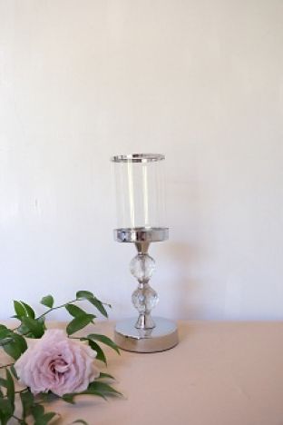 KOD 094<br><strong>ŚWIECZNIK SREBRNY GLAMUR</strong><br>Wymiary: 34 cm<br>Ilość na stanie: 5<strong><br>Cena wypożyczenia: 17 zł</strong>`