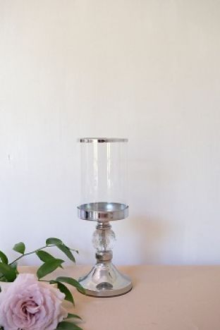 KOD 095<br><strong>ŚWIECZNIK SREBRNY GLAMUR</strong><br>Wymiary: 28 cm<br>Ilość na stanie: 13<strong><br>Cena wypożyczenia: 17 zł</strong>`