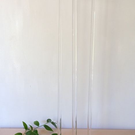 KOD 041<br><strong>STOJAK  AKRYLOWY</strong><br>Wymiary: 80 cm<br><strong>Ilość na stanie: 16*</strong><br>*możliwa większa ilość<br><strong>Cena wypożyczenia: 25 zł</strong>