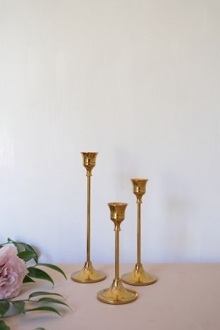 KOD 067<br><strong>ŚWIECZNIK ZŁOTY POJEDYNCZA ŚWIECZKA</strong><br>Wymiary: 16 cm, 19 cm, 25 cm <br>Ilość na stanie: 18*<br>*możliwa większa ilość<strong><br>Cena wypożyczenia: 7 zł</strong>