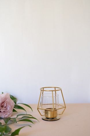 KOD 079<br><strong>ŚWIECZNIK  GEOMETRYCZNY</strong><br>Wymiary: 11 cm (osłonka szklana)<br>Ilość na stanie: 16*<br>możliwa większa ilość<strong><br>Cena wypożyczenia: 7 zł</strong>