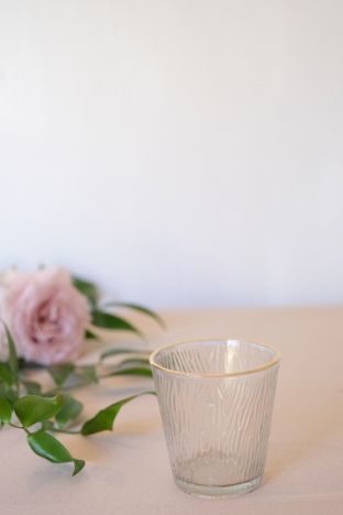 KOD 090<br><strong>ŚWIECZNIK ZŁOTY RANT</strong><br>Wymiary: 8 cm<br>Ilość na stanie: 16<strong><br>Cena wypożyczenia: 2 zł</strong>