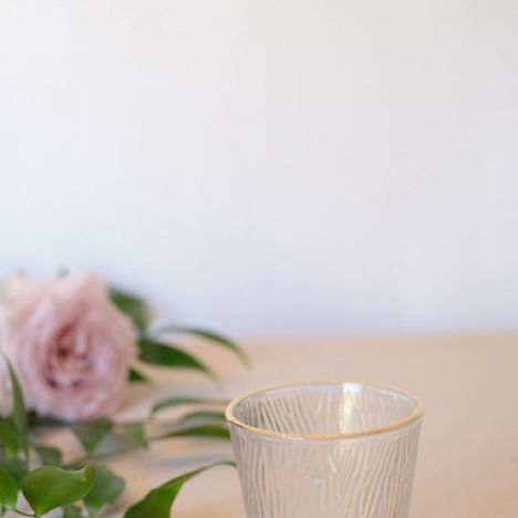 KOD 011<br><strong>ŚWIECZNIK ZŁOTY RANT</strong><br>Wymiary: 8 cm<br>Ilość na stanie: 16<strong><br>Cena wypożyczenia: 2 zł</strong>