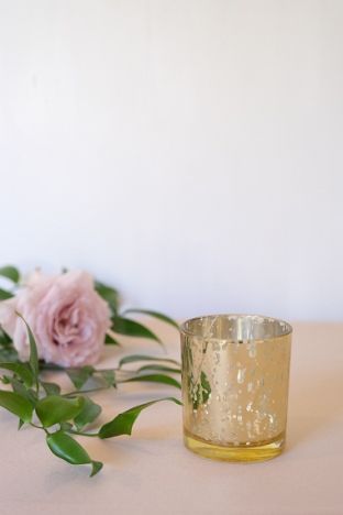 KOD 091<br><strong>ŚWIECZNIK ZŁOTY</strong><br>Wymiary: 10 cm<br>Ilość na stanie: 21<strong><br>Cena wypożyczenia: 2 zł</strong>