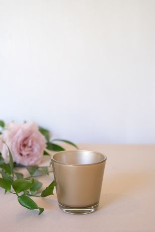 KOD 089<br><strong>ŚWIECZNIK ZŁOTY</strong><br>Wymiary: 7,5 cm<br>Ilość na stanie: 16<strong><br>Cena wypożyczenia: 2 zł</strong>