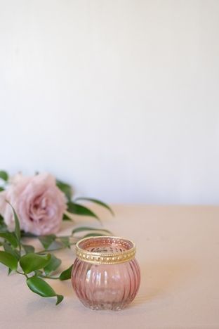 KOD 088<br><strong>ŚWIECZNIK RÓŻOWY</strong><br>Wymiary: 6 cm<br>Ilość na stanie: 18<strong><br>Cena wypożyczenia: 2 zł</strong>