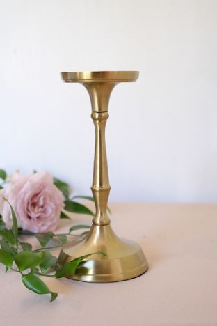 KOD 072<br><strong>ŚWIECZNIK ZŁOTY METALOWY</strong><br>Wymiary: 22 cm<br>Ilość na stanie: 22<strong><br>Cena wypożyczenia: 10 zł</strong>