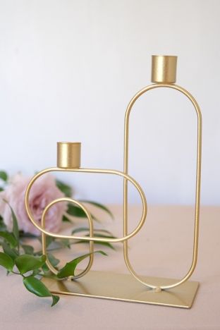 KOD 073<br><strong>ŚWIECZNIK METALOWY PODWÓJNY</strong><br>Wymiary: 18 cm<br>Ilość na stanie: 15<strong><br>Cena wypożyczenia: 7 zł</strong>