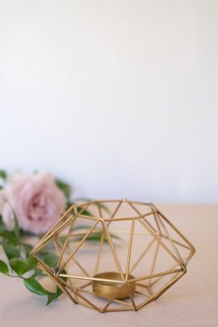 KOD 075<br><strong>ŚWIECZNIK  GEOMETRYCZNY</strong><br>Wymiary: 10 cm<br>Ilość na stanie: 13<strong><br>Cena wypożyczenia: 5 zł</strong>