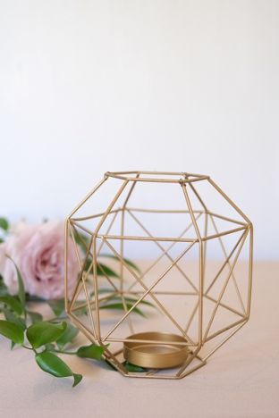 KOD 074<br><strong>ŚWIECZNIK  GEOMETRYCZNY</strong><br>Wymiary: 17 cm<br>Ilość na stanie: 7<strong><br>Cena wypożyczenia: 7 zł</strong>