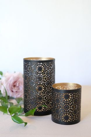 KOD 082<br><strong>ŚWIECZNIK CZARNY AŻUR</strong><br>Wymiary: 14 cm, 8 cm<br>Ilość na stanie: 12<strong><br>Cena wypożyczenia: 7 zł</strong>